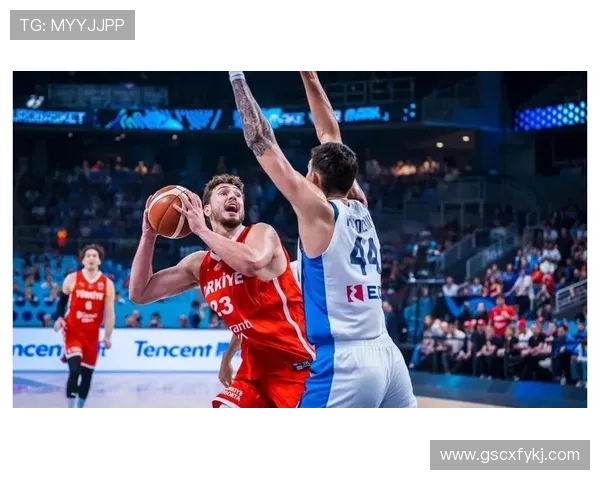 字母哥上半场表现平平仅得10分3板3助2断球队需更强支持